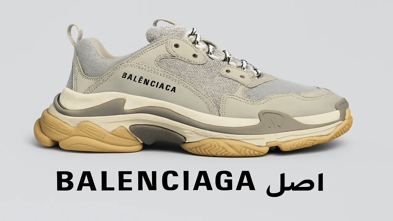 نمای نزدیک از یک جفت کفش بالنسیاگا اصل مدل Triple S با طراحی خاص و کیفیت بالا
