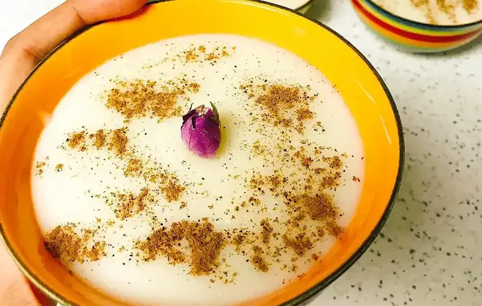 فرنی مخصوص مهمانی و سفره افطار؛ طرز تهیه فرنی مجلسی حرفه‌ای