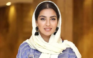 مونا کرمی کیست