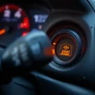 دکمه استارت در خودروی مدرن، نشان‌دهنده وضعیت روشن شدن موتور