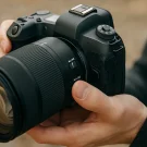 دوربین در دست