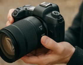 دوربین در دست