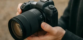 دوربین در دست