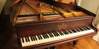 راهنمای کامل قیمت پیانو دیواری در سال 1404