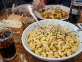 سالاد ماکارونی با مرغ بهتره یا ژامبون