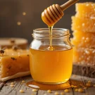 عسل طبیعی چه ویژگی هایی دارد ؟ از غلظت تا شکرک زدن